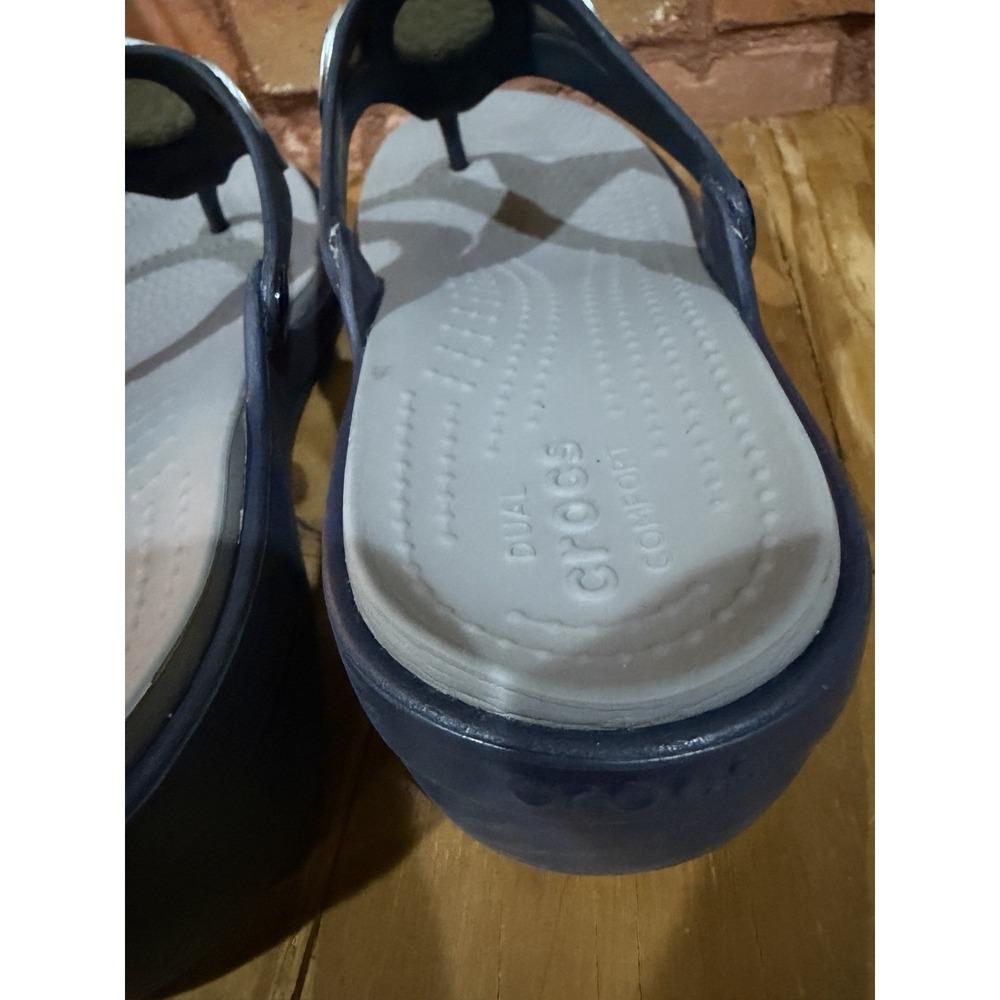 CROCS Sanrah Women's 9 Silver Hammered Circle Rings BLUE Wedge Sandals - Picture 8 of 10